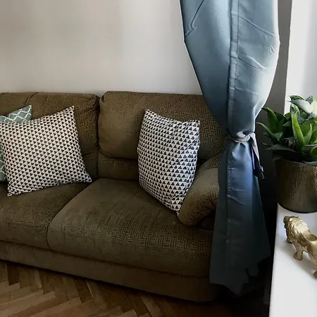 Flagrant Tom's Apartment